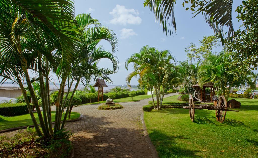 Champasak Grand Hotel Pakse Buitenkant foto