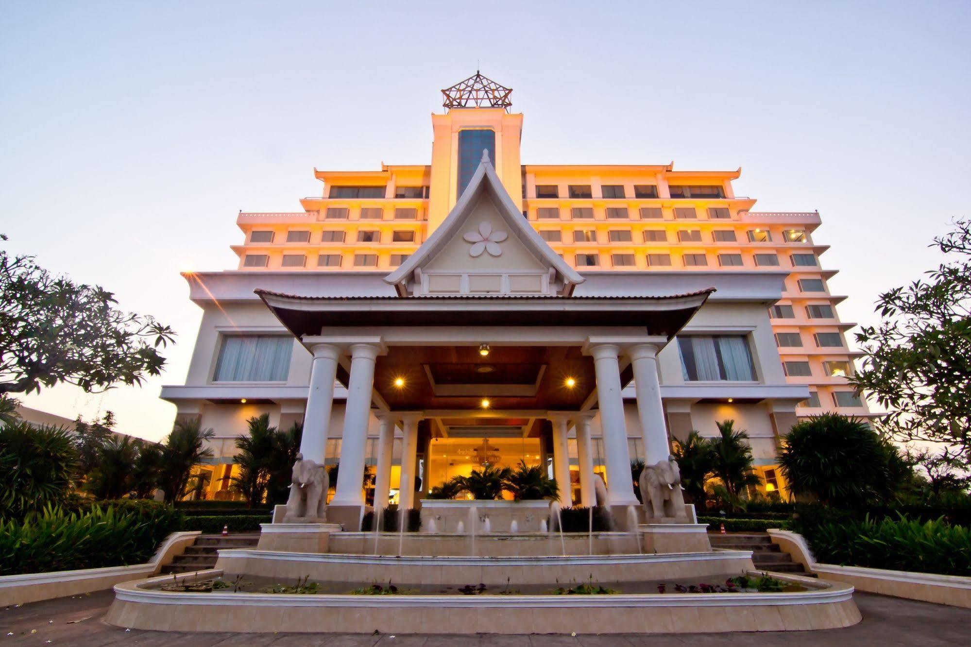 Champasak Grand Hotel Pakse Buitenkant foto