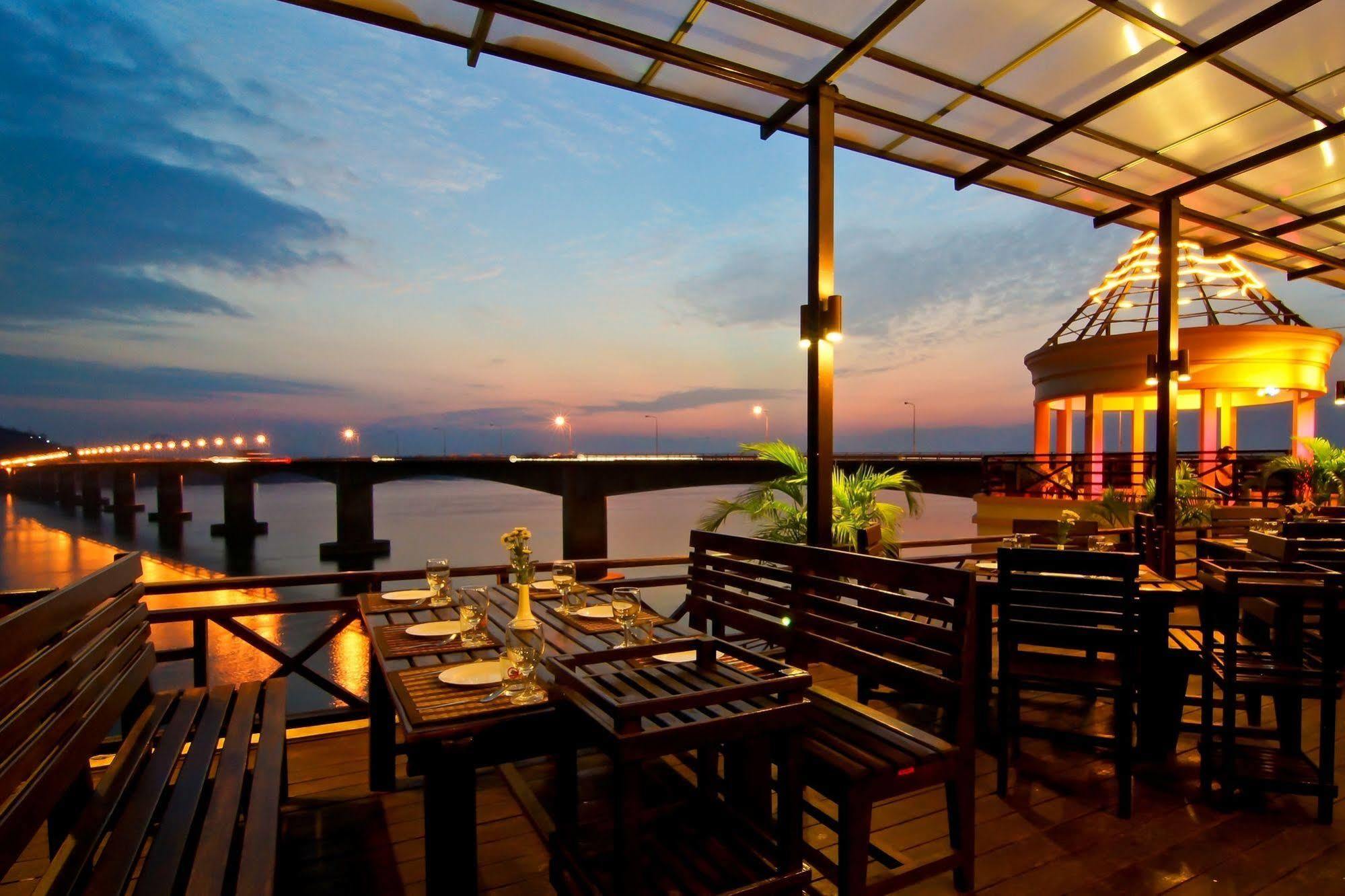 Champasak Grand Hotel Pakse Buitenkant foto